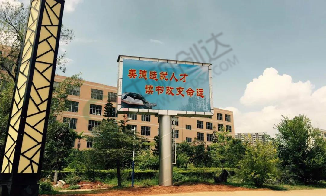 Outdoor single column SV5S full color screen of a middle school in Wenshan City